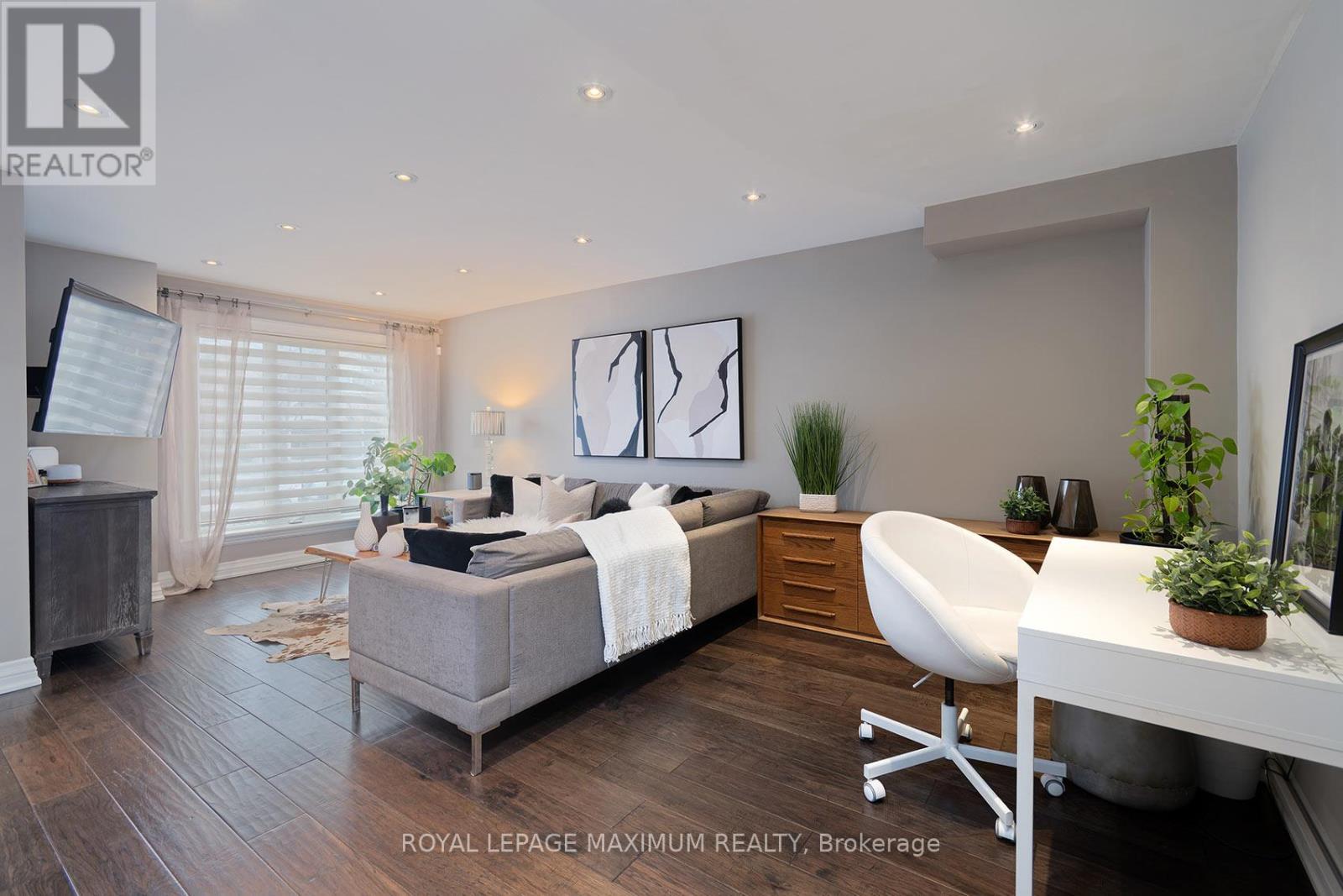 












33 LA NEVE AVENUE

,
Vaughan,




Ontario
L4H1M4

