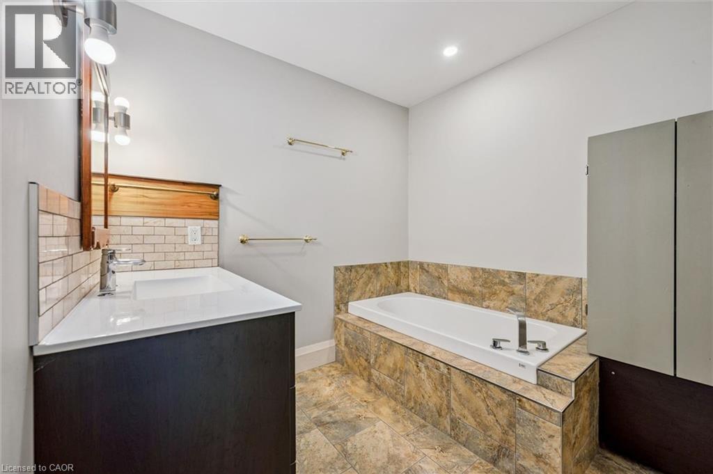 












8060 WELLINGTON RD 18

,
Fergus,




Ontario
N1M2W5

