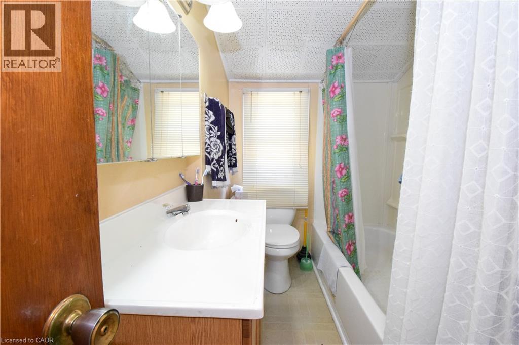 












121 CROSS Street E

,
Dunnville,




Ontario
N1A1B8

