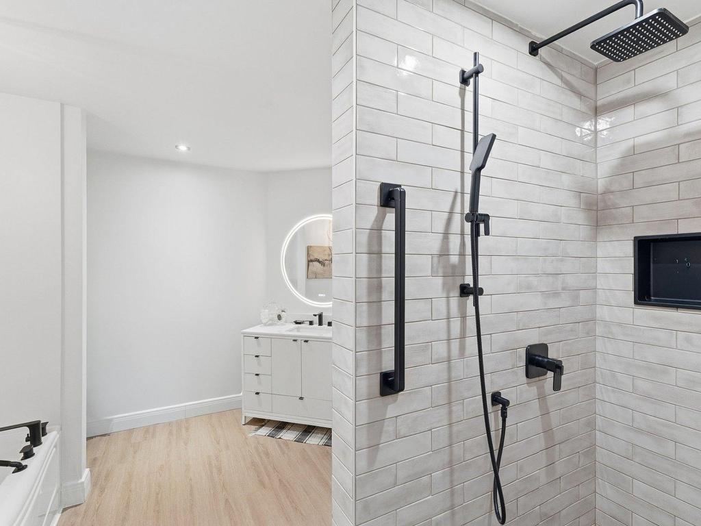 









145


Rue du Ruisseau-Clair

, 201,
Mont-Tremblant,




QC
J8E0A3

