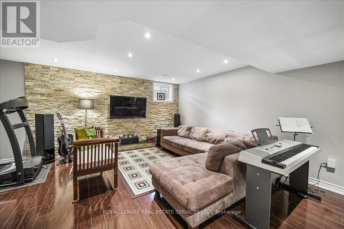 












693 SAVOLINE BOULEVARD

,
Milton,




Ontario
L9T0N2

