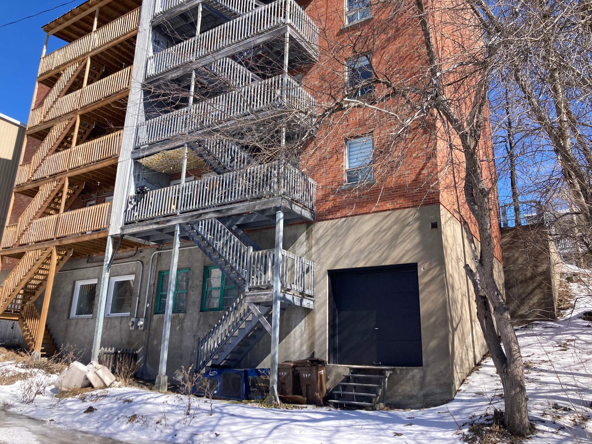 









653


Rue Montcalm

,
Shawinigan,




QC
G9N4M6

