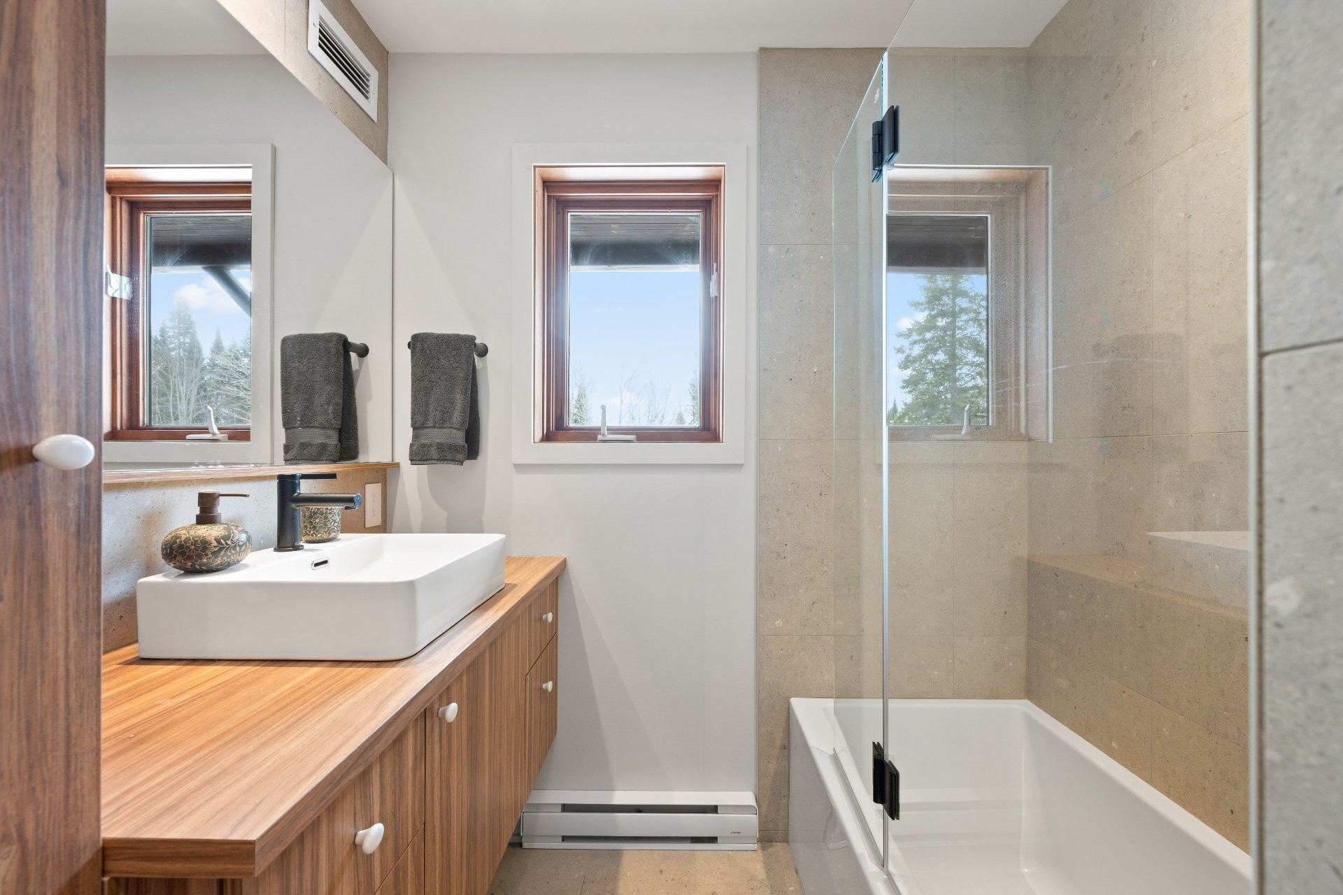 









225


Ch. Laurent

,
Saint-Adolphe-d'Howard,




QC
J0T2B0

