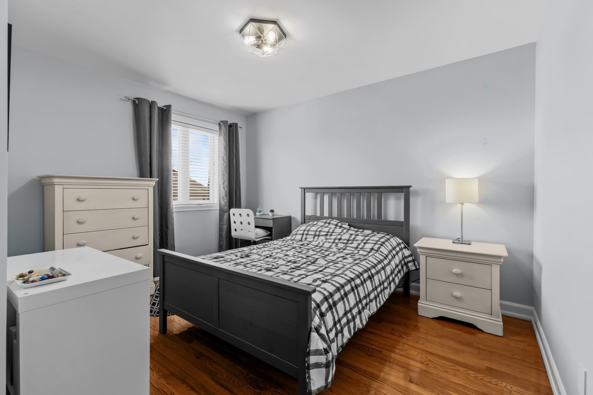 









1248


Rue des Azalées

,
Laval (Sainte-Dorothée),




QC
H7Y2G8

