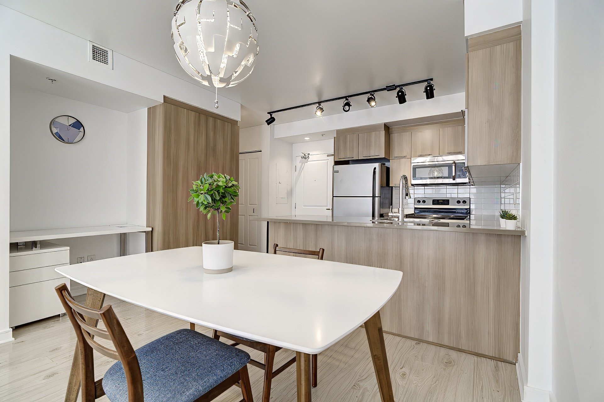 









1248


Av. de l'Hôtel-de-Ville

, 208,
Montréal (Ville-Marie),




QC
H2X0B2

