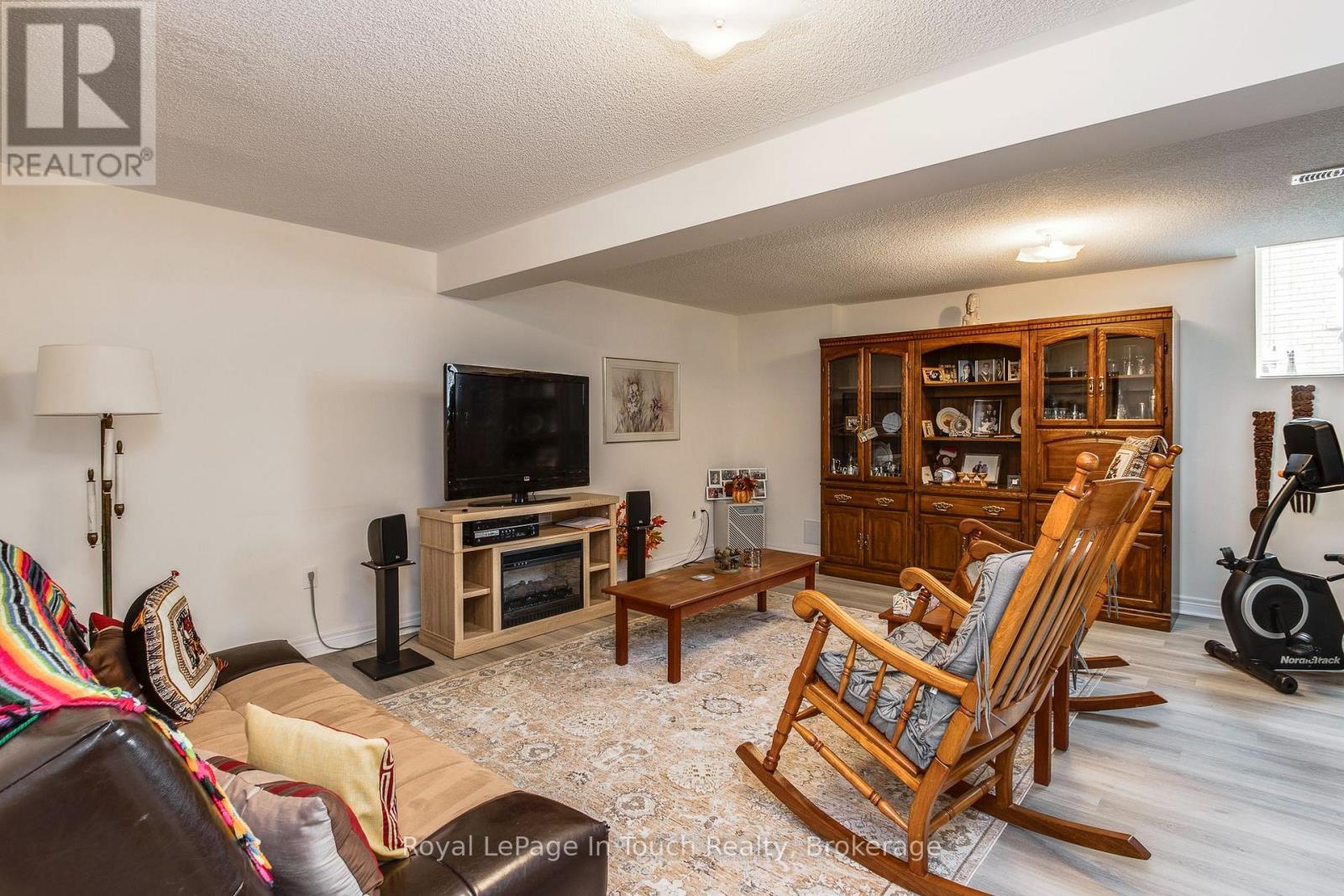 












75 PEARL STREET

,
Wasaga Beach,




Ontario
L9Z0G8

