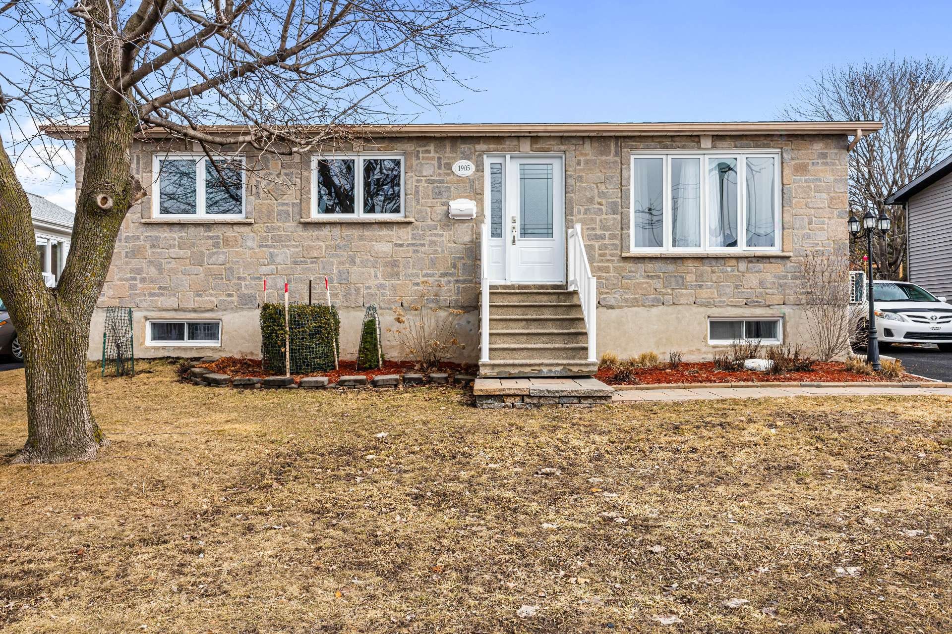 









1905


Rue de Madrid

,
Longueuil (Saint-Hubert),




QC
J3Z1A7

