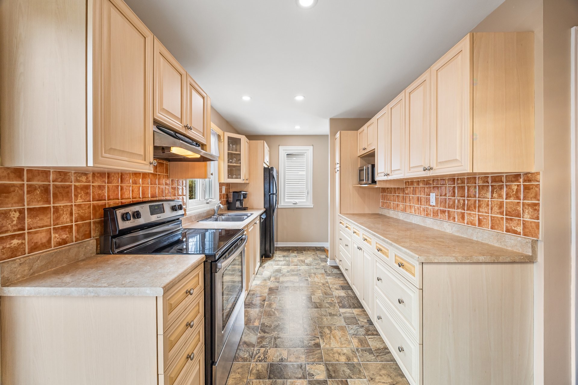 









1905


Rue de Madrid

,
Longueuil (Saint-Hubert),




QC
J3Z1A7

