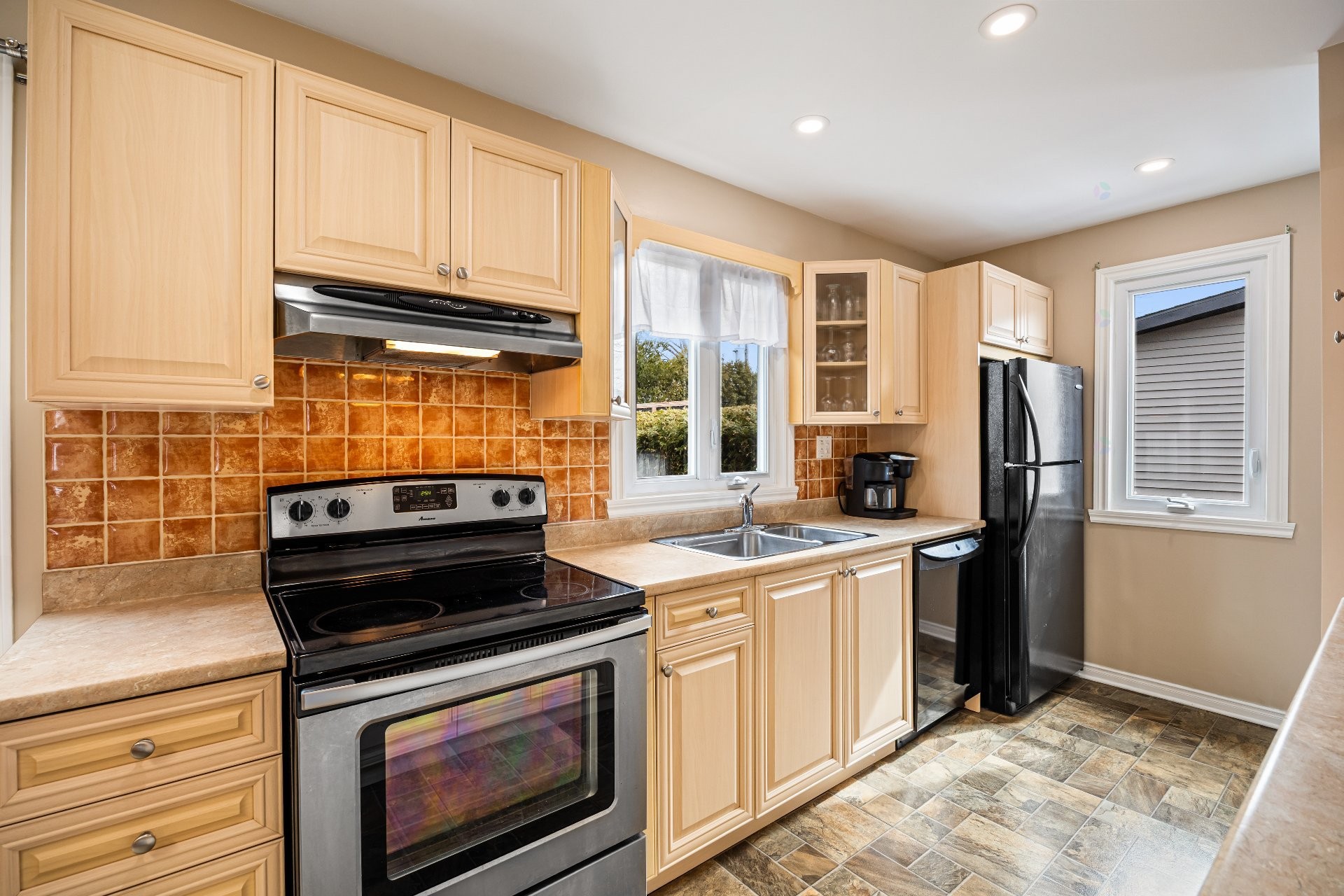 









1905


Rue de Madrid

,
Longueuil (Saint-Hubert),




QC
J3Z1A7

