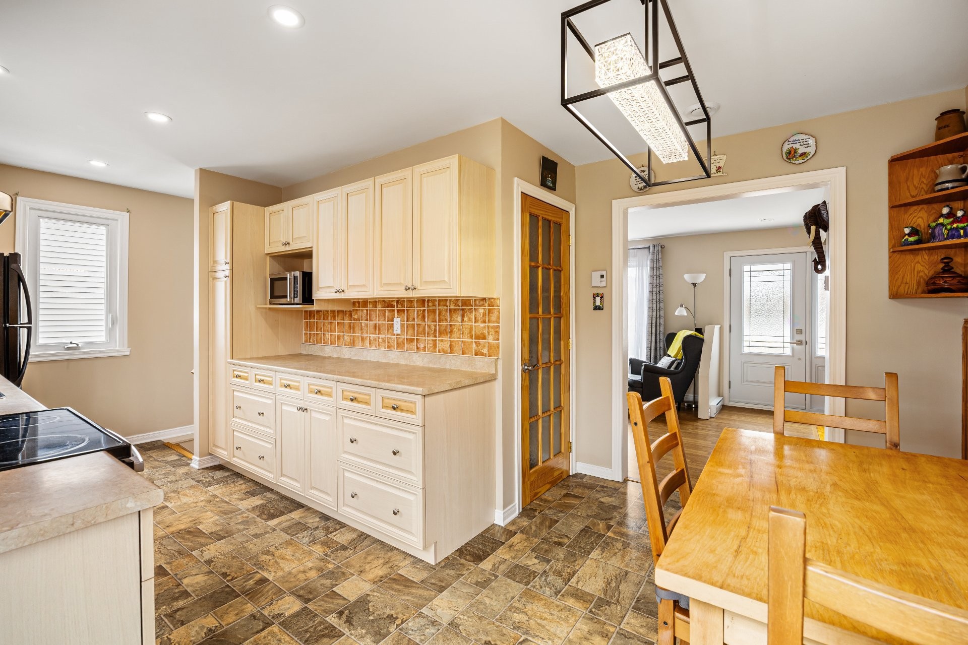 









1905


Rue de Madrid

,
Longueuil (Saint-Hubert),




QC
J3Z1A7

