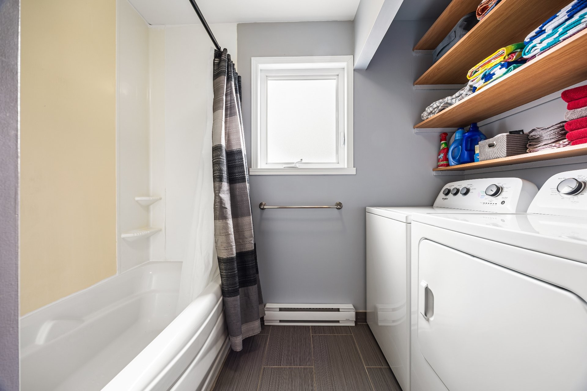 









1905


Rue de Madrid

,
Longueuil (Saint-Hubert),




QC
J3Z1A7

