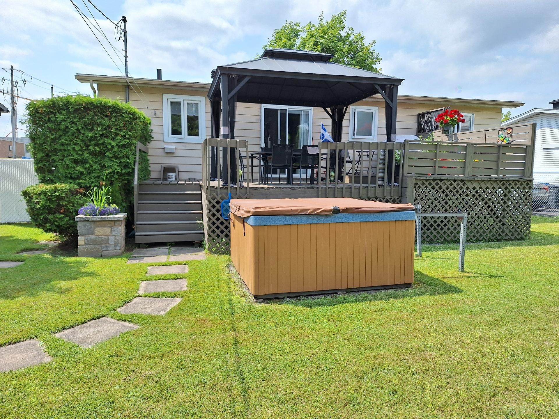 









1905


Rue de Madrid

,
Longueuil (Saint-Hubert),




QC
J3Z1A7

