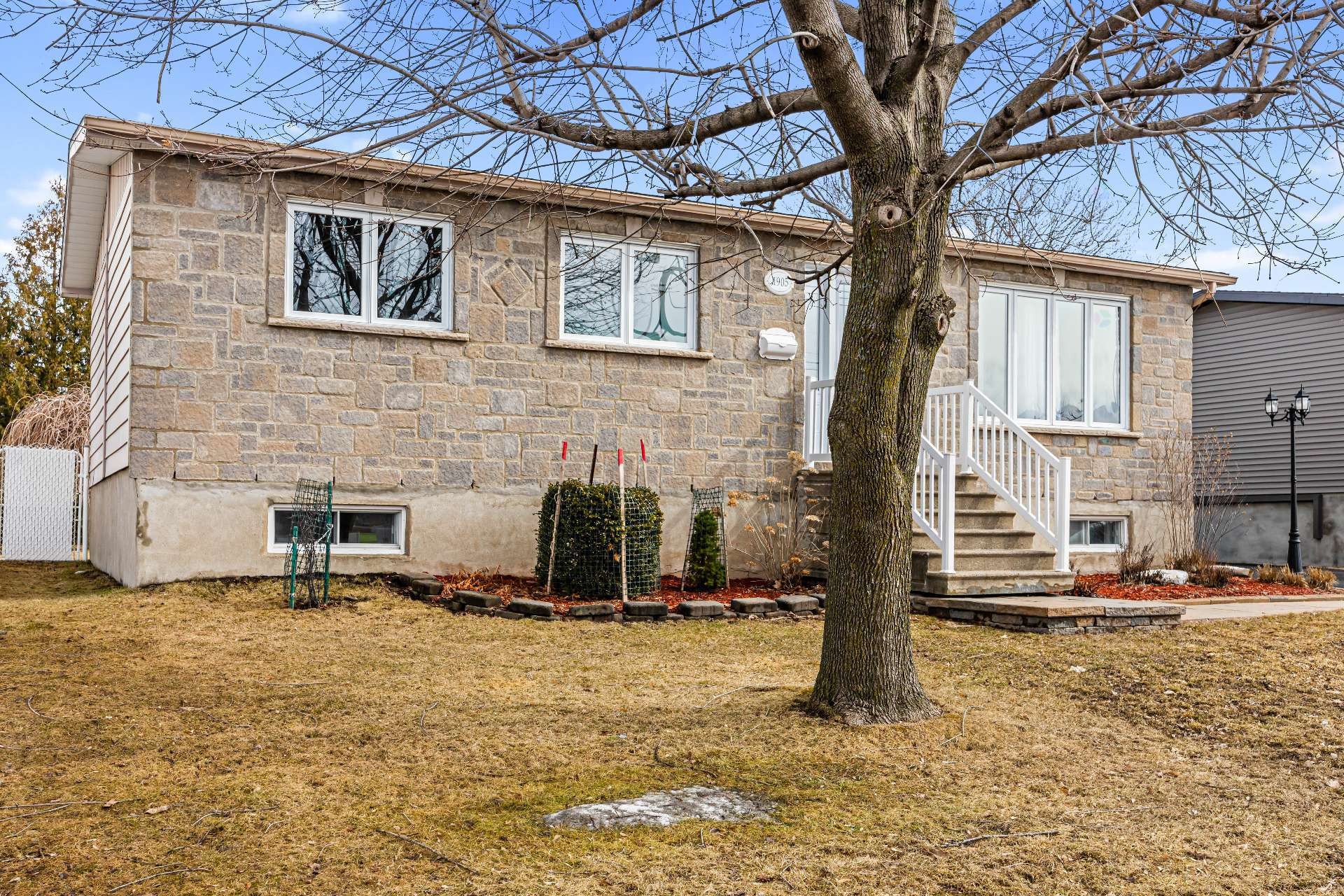 









1905


Rue de Madrid

,
Longueuil (Saint-Hubert),




QC
J3Z1A7

