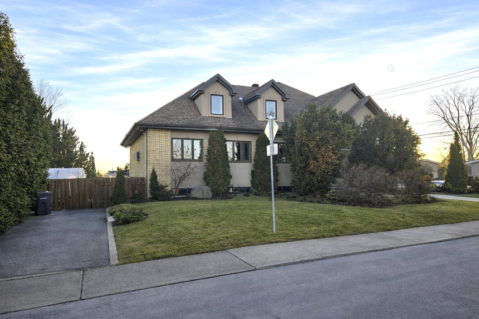 









1004


Av. Suzanne

,
Laval (Saint-Vincent-de-Paul),




QC
H7C2J6

