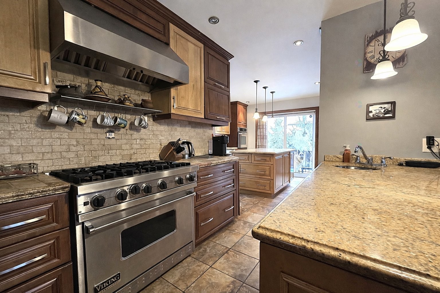 









1004


Av. Suzanne

,
Laval (Saint-Vincent-de-Paul),




QC
H7C2J6

