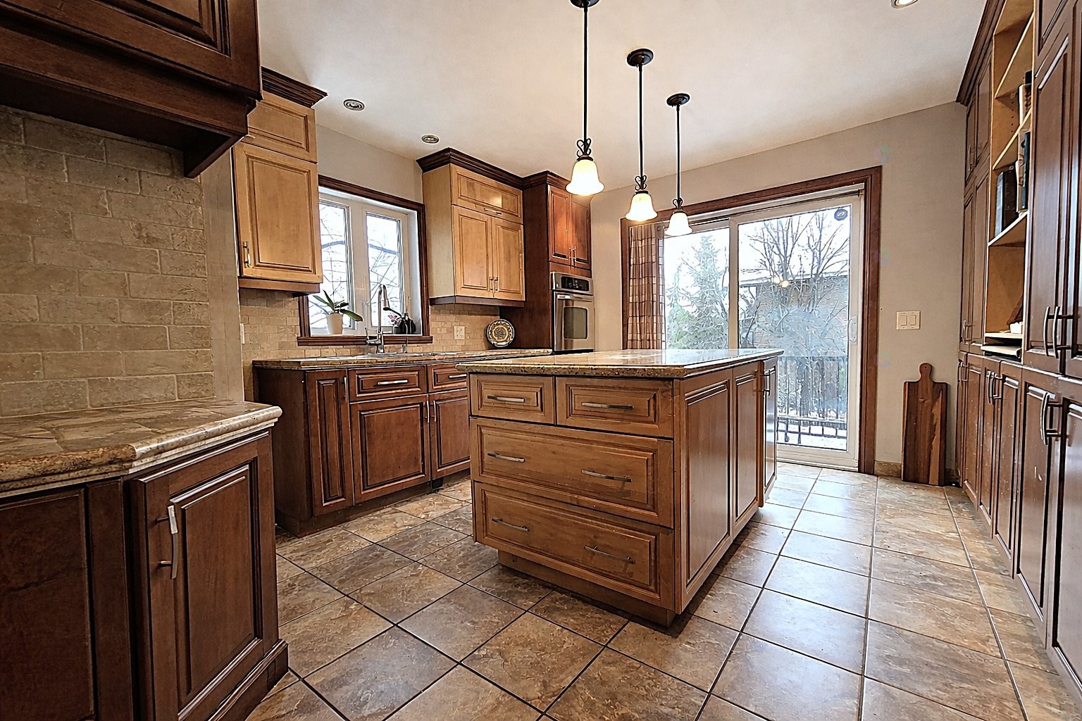 









1004


Av. Suzanne

,
Laval (Saint-Vincent-de-Paul),




QC
H7C2J6

