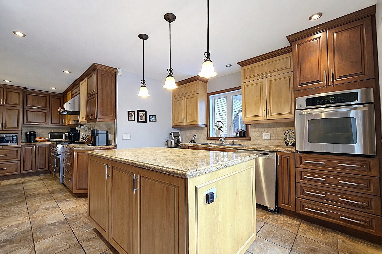 









1004


Av. Suzanne

,
Laval (Saint-Vincent-de-Paul),




QC
H7C2J6

