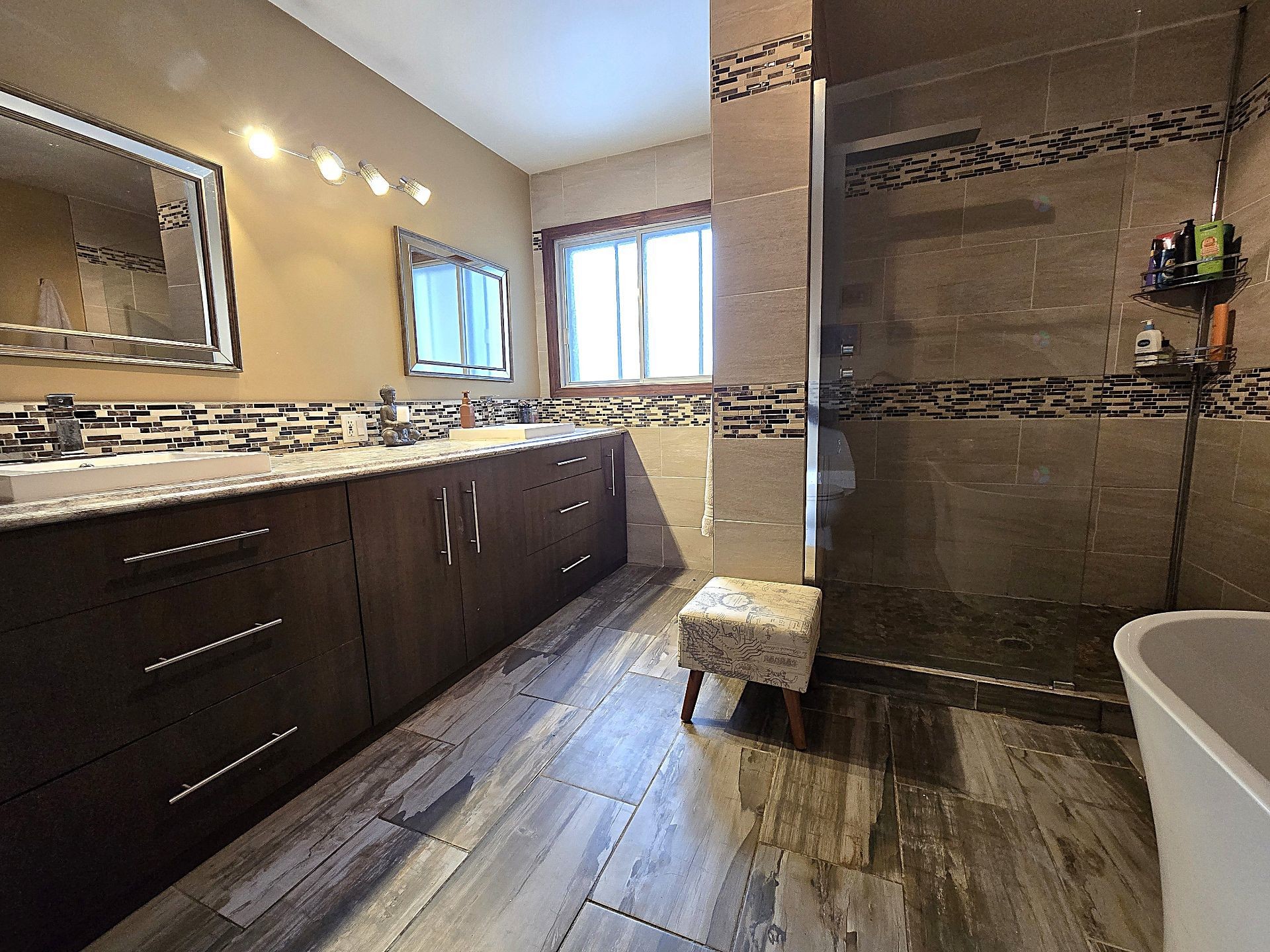 









1004


Av. Suzanne

,
Laval (Saint-Vincent-de-Paul),




QC
H7C2J6

