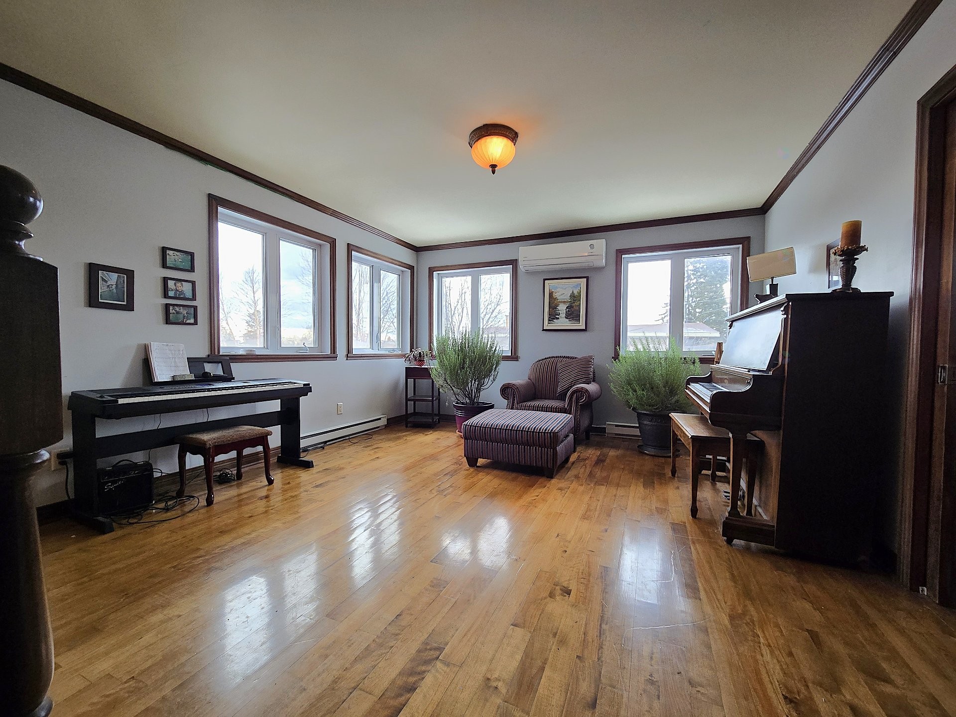 









1004


Av. Suzanne

,
Laval (Saint-Vincent-de-Paul),




QC
H7C2J6

