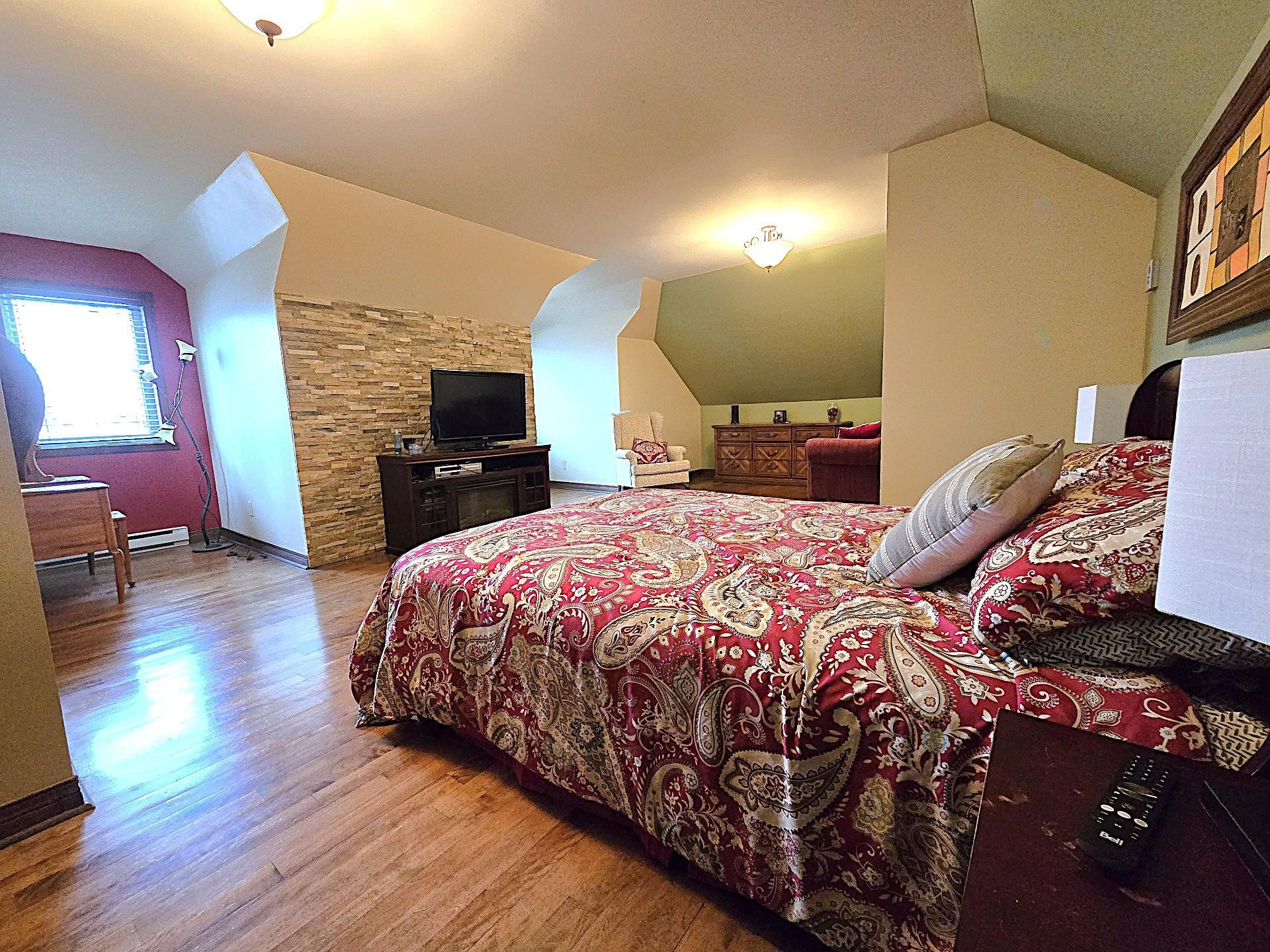 









1004


Av. Suzanne

,
Laval (Saint-Vincent-de-Paul),




QC
H7C2J6

