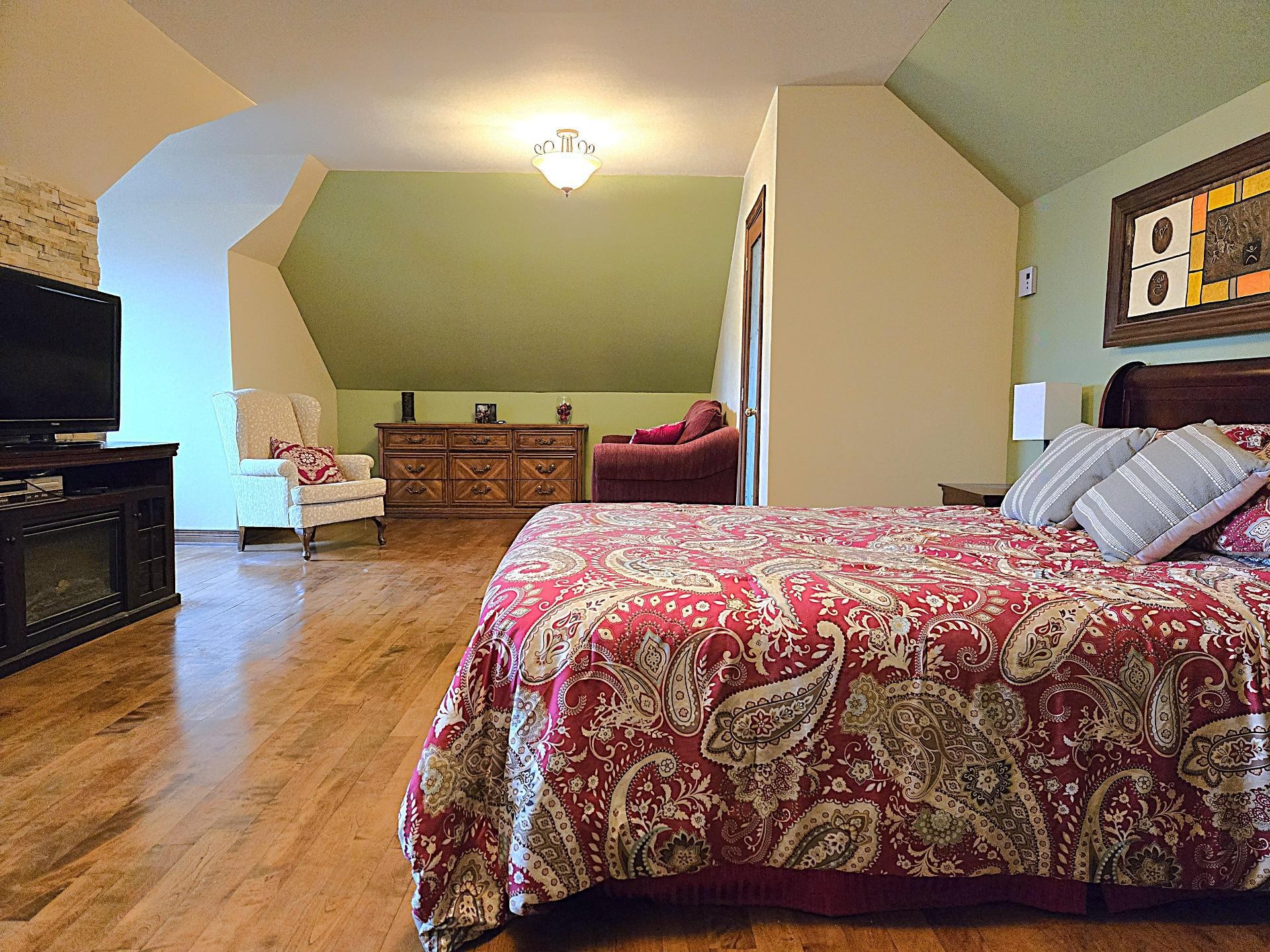 









1004


Av. Suzanne

,
Laval (Saint-Vincent-de-Paul),




QC
H7C2J6

