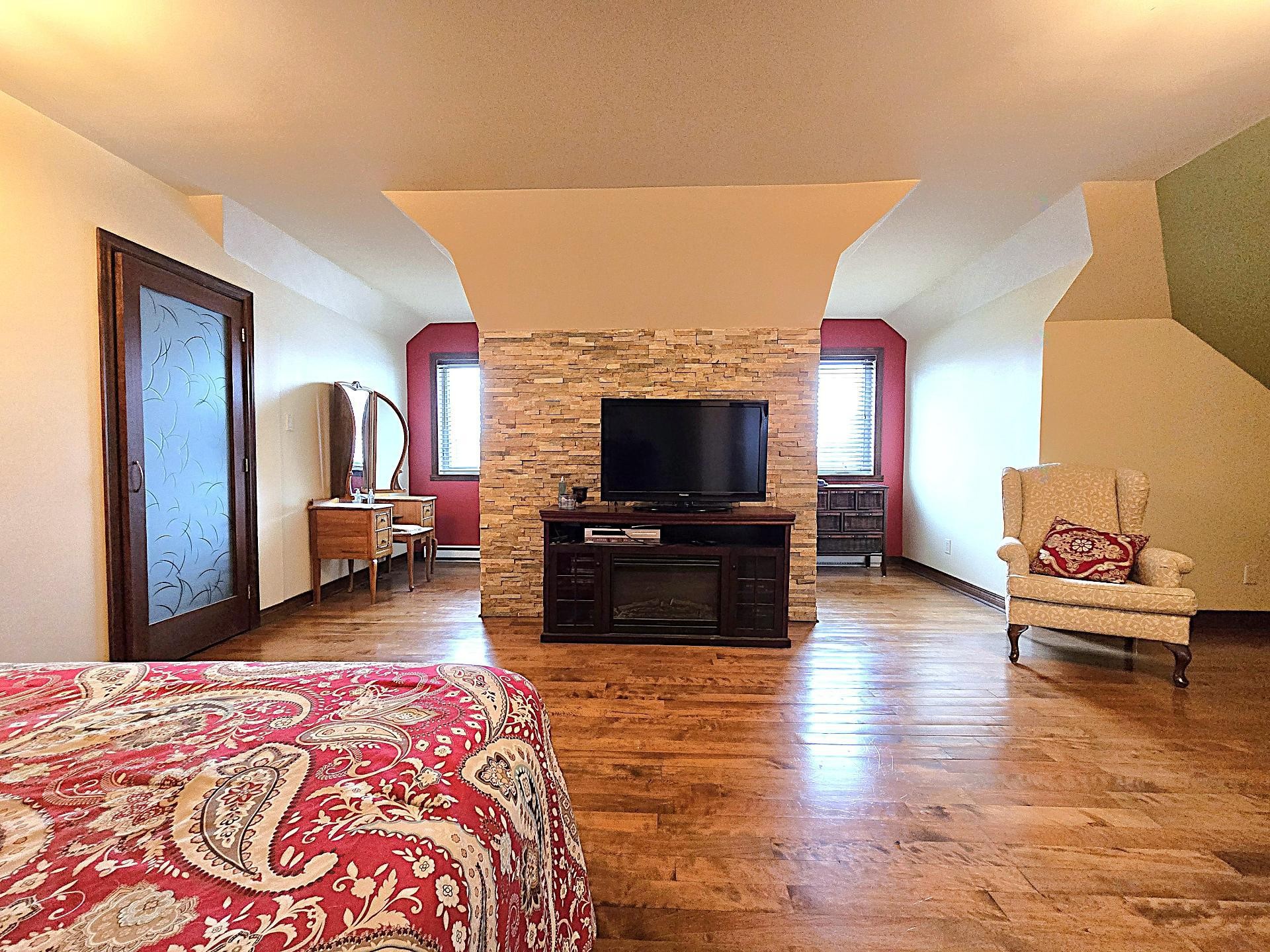 









1004


Av. Suzanne

,
Laval (Saint-Vincent-de-Paul),




QC
H7C2J6

