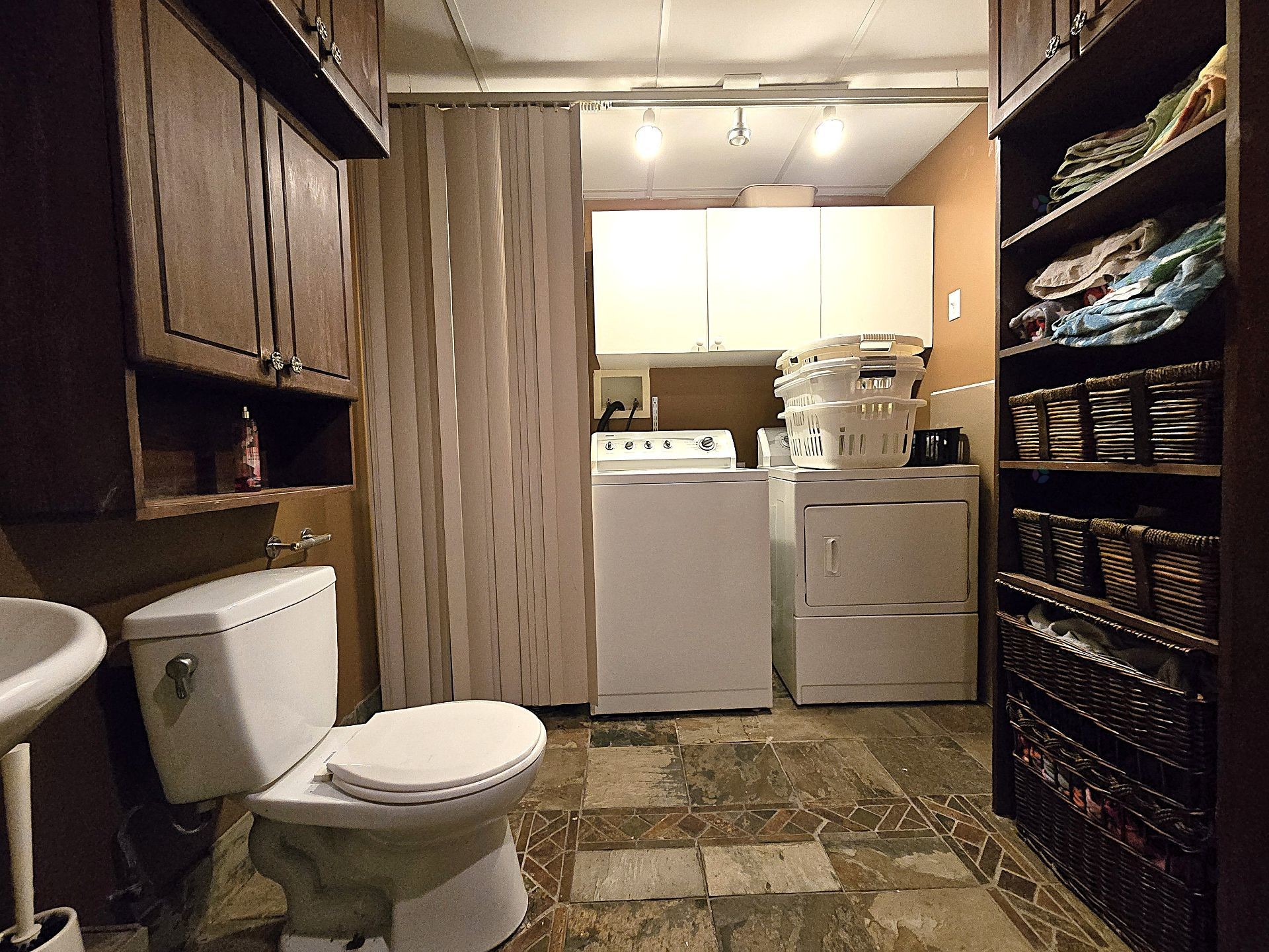 









1004


Av. Suzanne

,
Laval (Saint-Vincent-de-Paul),




QC
H7C2J6

