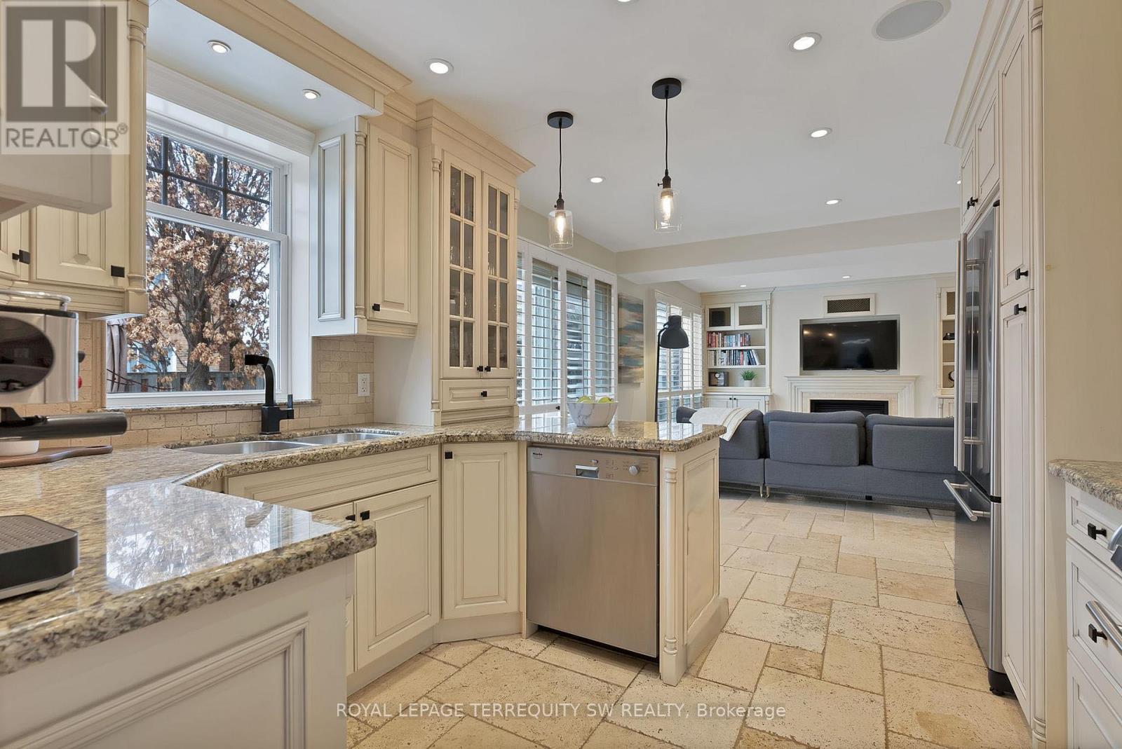 












1169 CARLO COURT

,
Mississauga,




Ontario
L4W3N6

