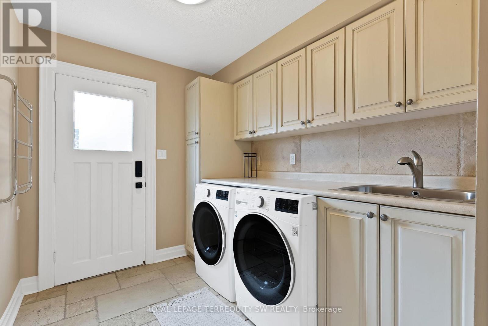 












1169 CARLO COURT

,
Mississauga,




Ontario
L4W3N6

