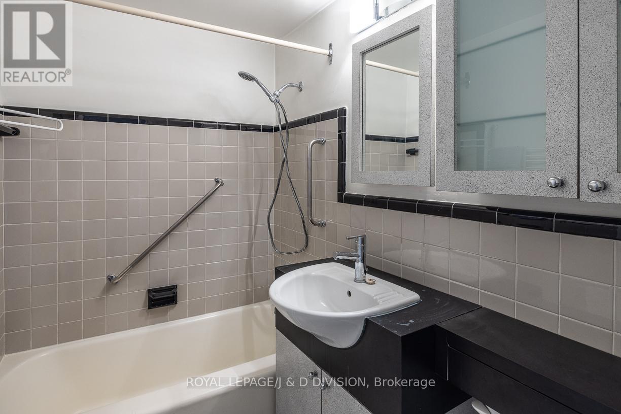 












716 - 660 EGLINTON AVENUE W

,
Toronto,




Ontario
M5N1C3

