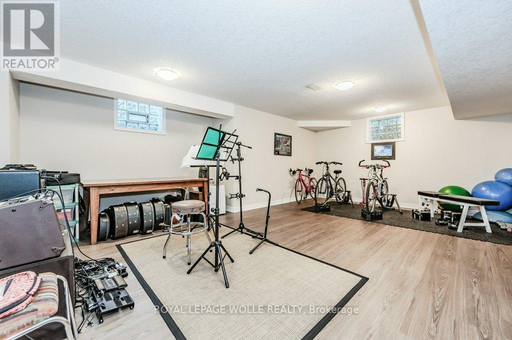 












219 CORRIE CRESCENT

,
Waterloo,




Ontario
N2L5W3

