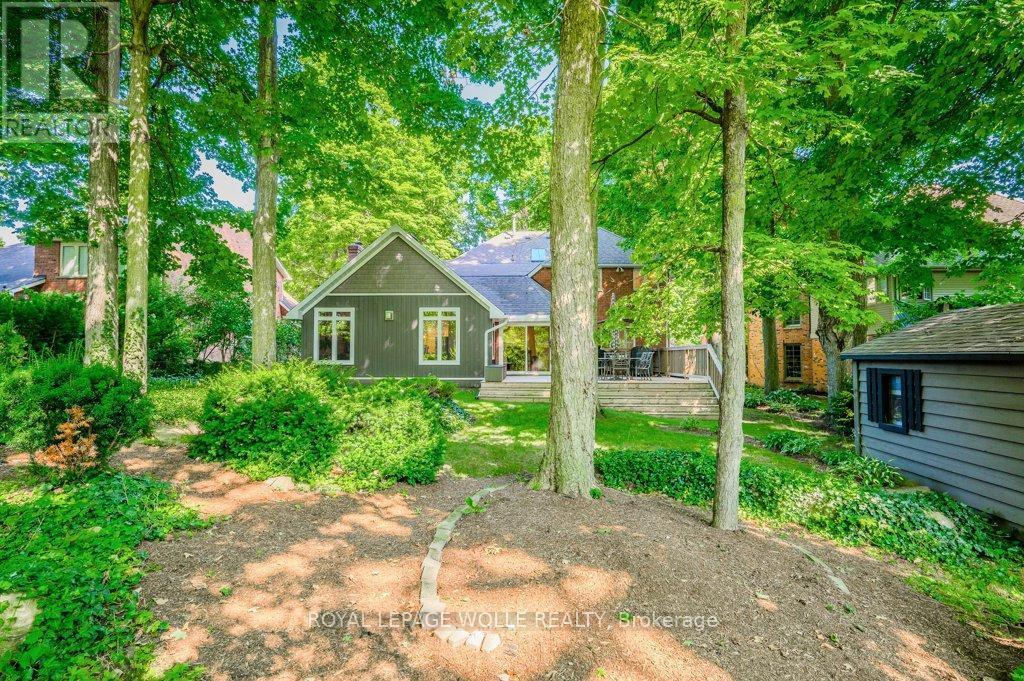 












219 CORRIE CRESCENT

,
Waterloo,




Ontario
N2L5W3

