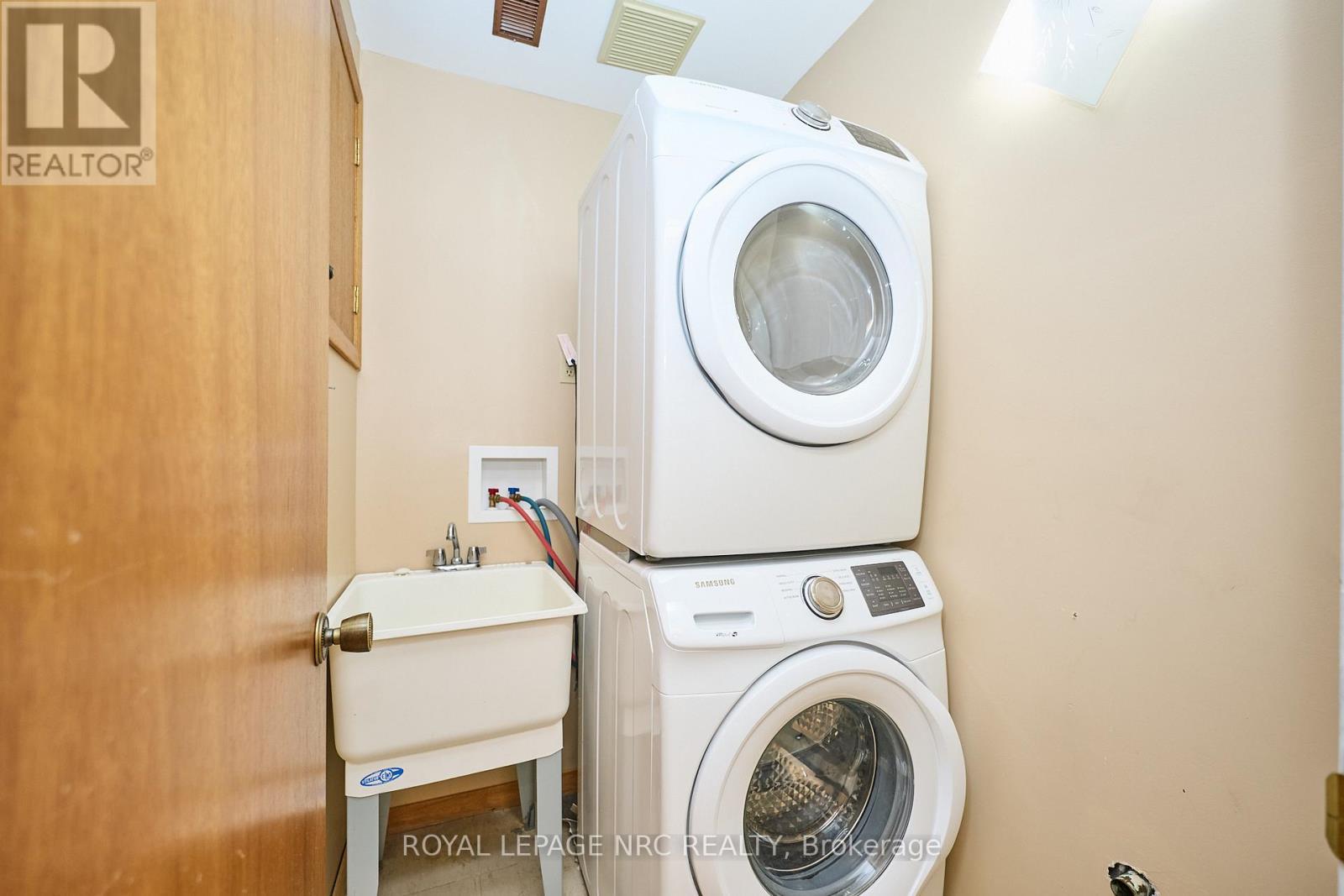 












8 CLARK STREET

,
St. Catharines (Downtown),




Ontario
L2R5G2

