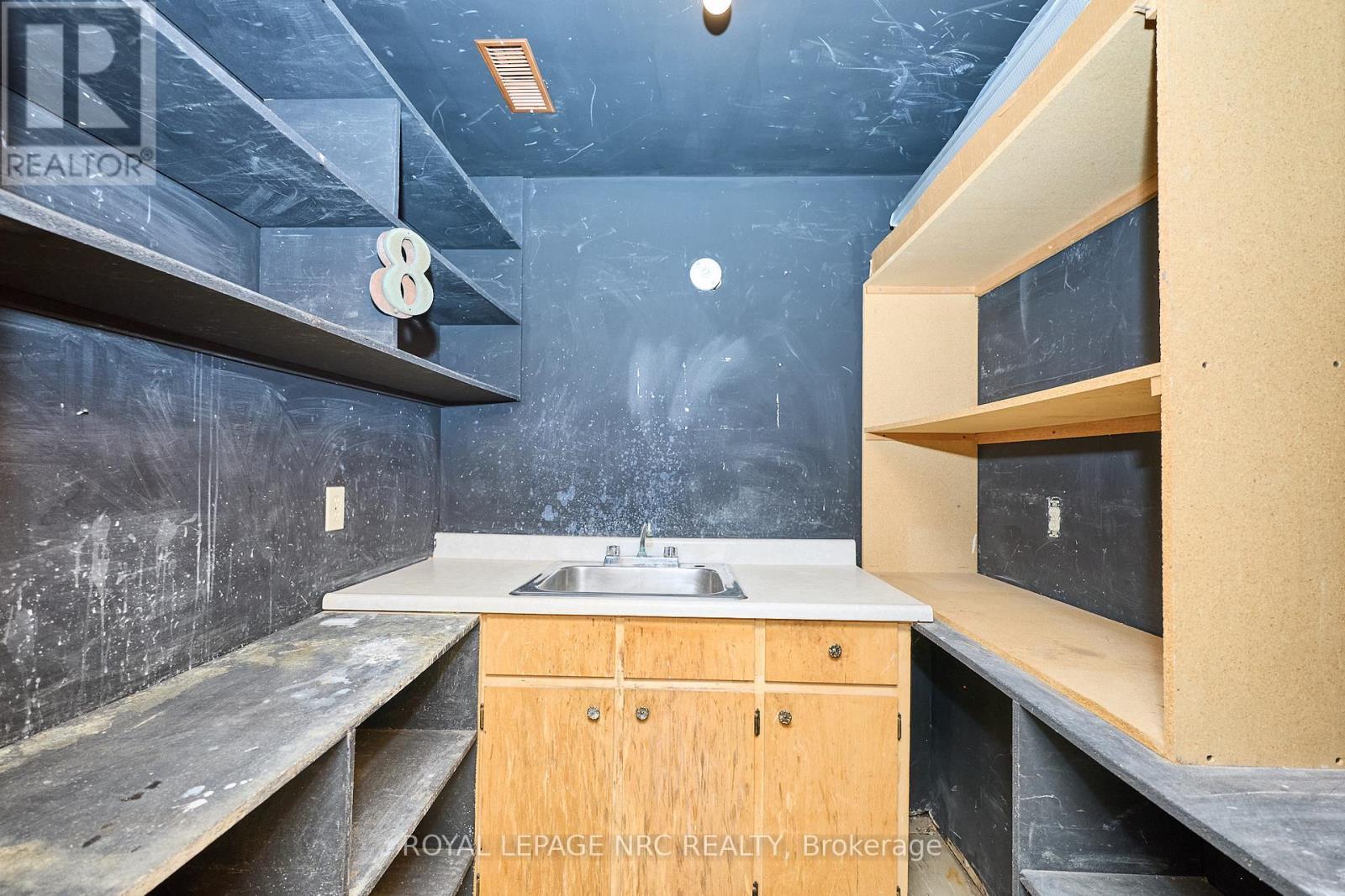 












8 CLARK STREET

,
St. Catharines (Downtown),




Ontario
L2R5G2

