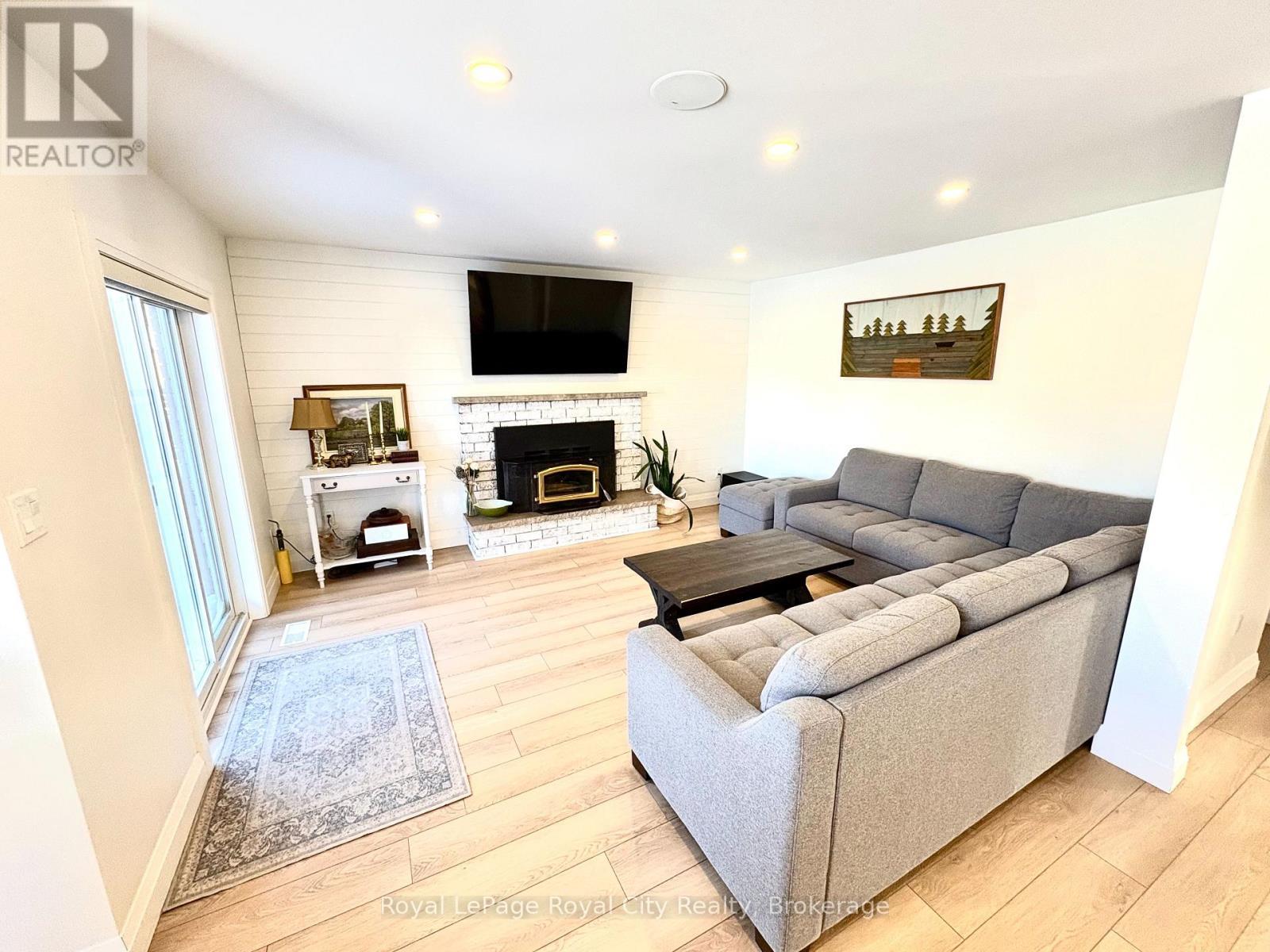 












82 GUNN AVENUE

,
Cambridge,




Ontario
N3C3J7

