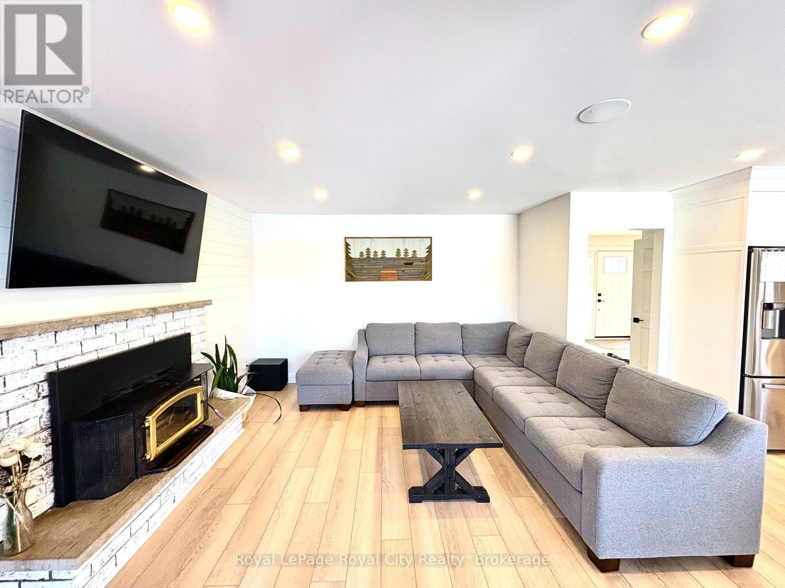 












82 GUNN AVENUE

,
Cambridge,




Ontario
N3C3J7

