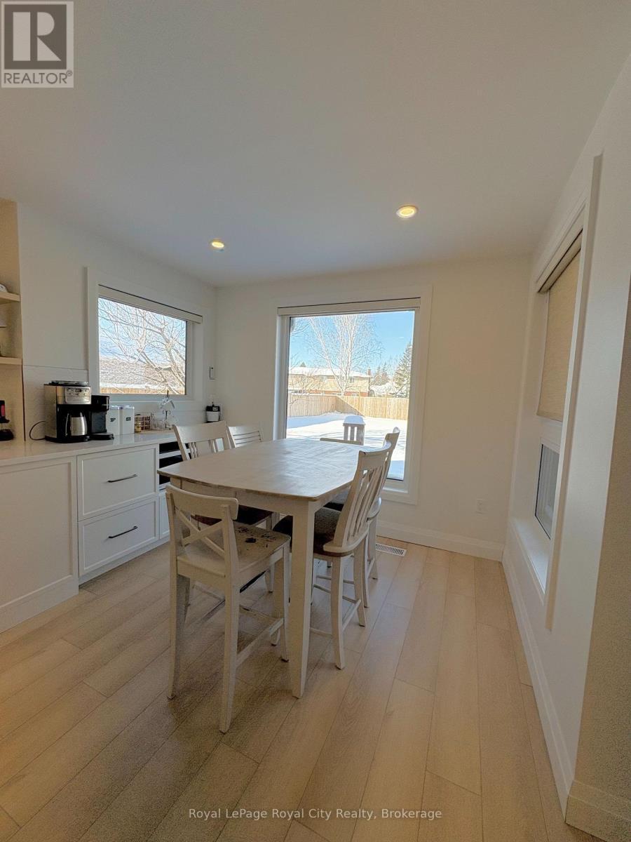 












82 GUNN AVENUE

,
Cambridge,




Ontario
N3C3J7

