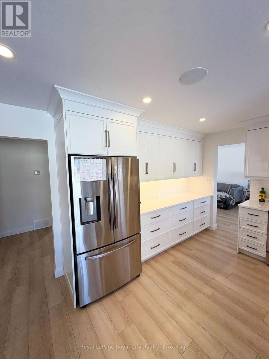 












82 GUNN AVENUE

,
Cambridge,




Ontario
N3C3J7

