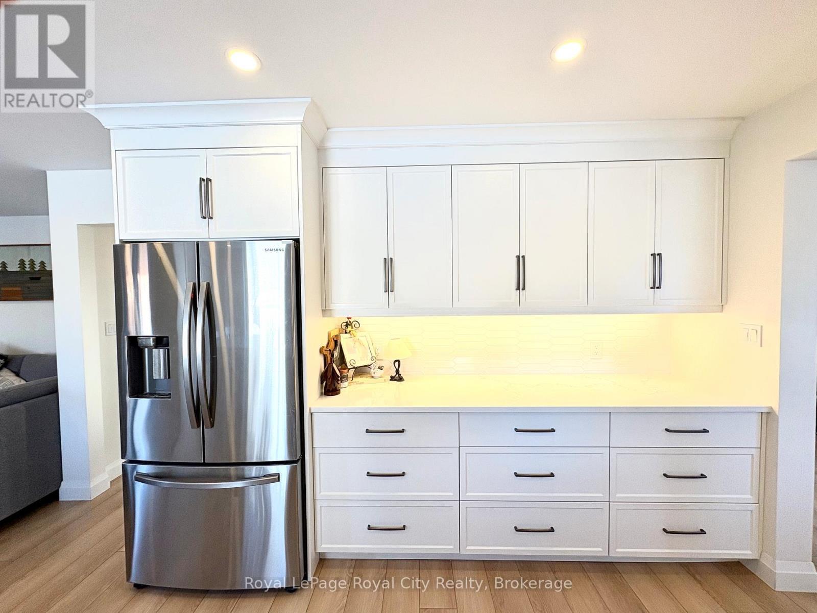 












82 GUNN AVENUE

,
Cambridge,




Ontario
N3C3J7

