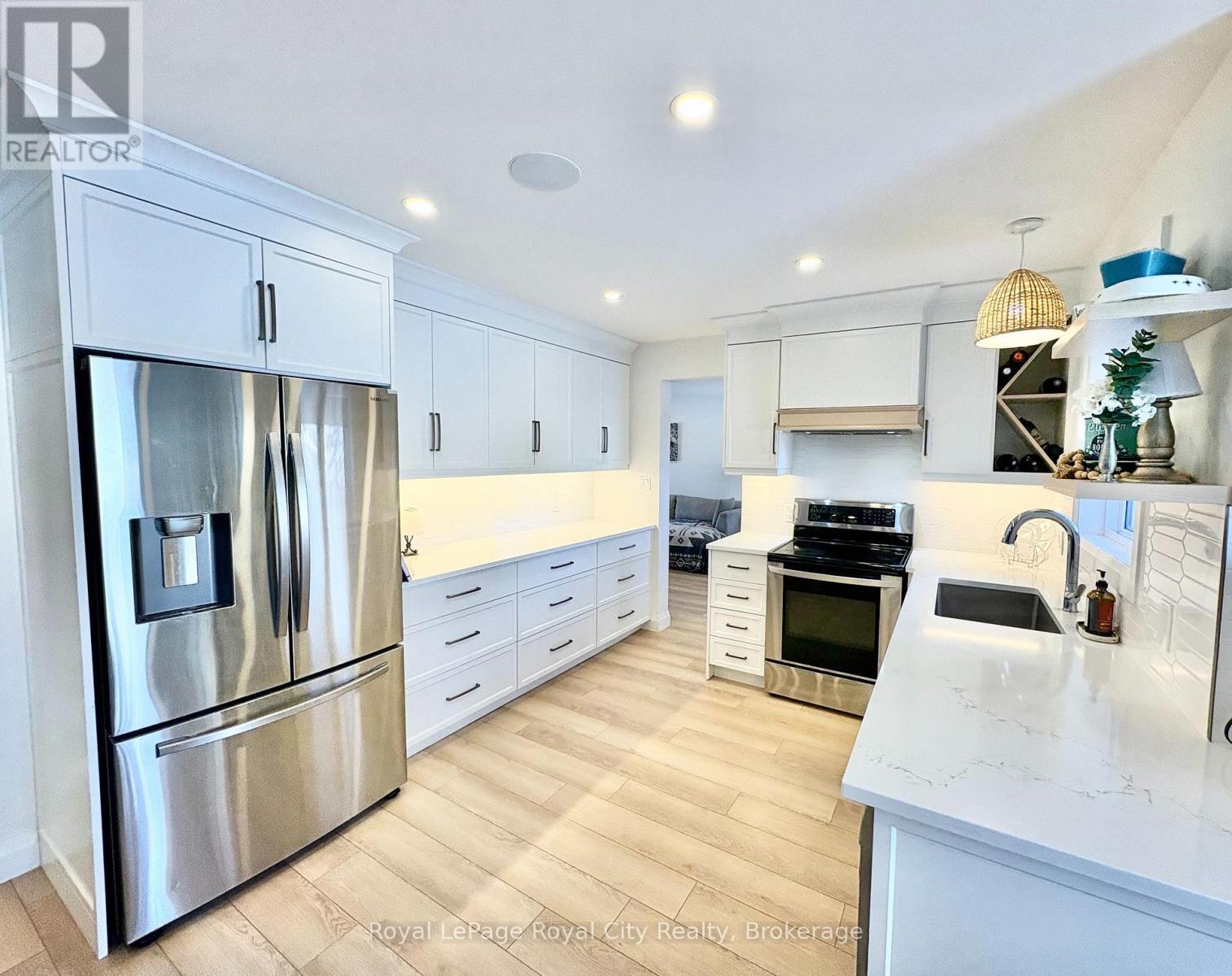 












82 GUNN AVENUE

,
Cambridge,




Ontario
N3C3J7

