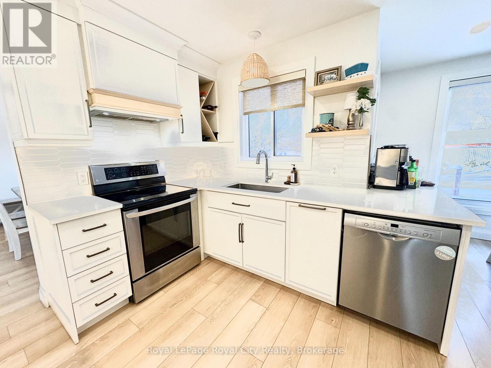 












82 GUNN AVENUE

,
Cambridge,




Ontario
N3C3J7

