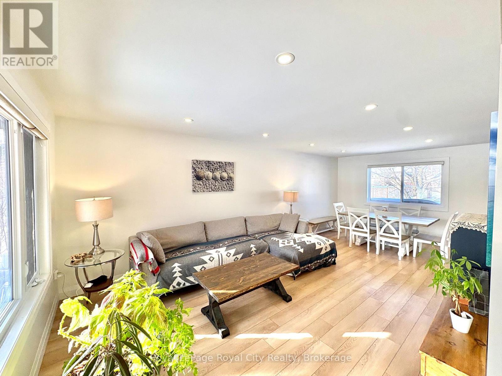 












82 GUNN AVENUE

,
Cambridge,




Ontario
N3C3J7

