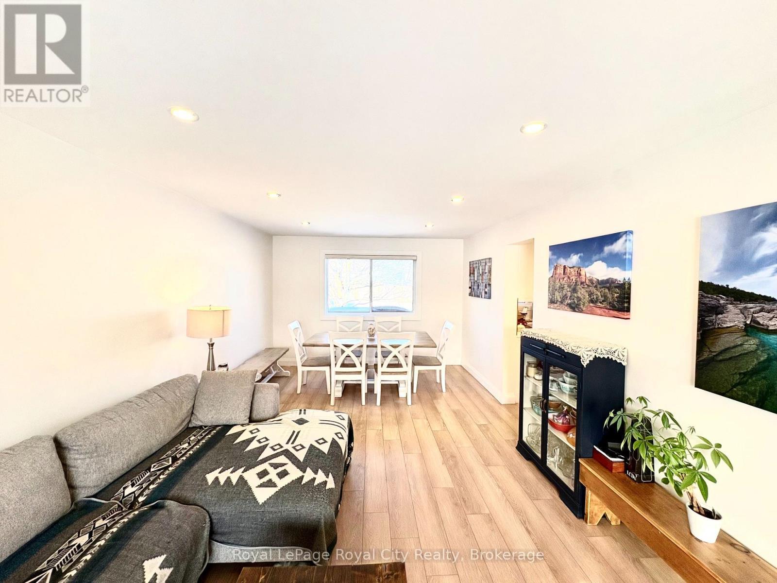 












82 GUNN AVENUE

,
Cambridge,




Ontario
N3C3J7

