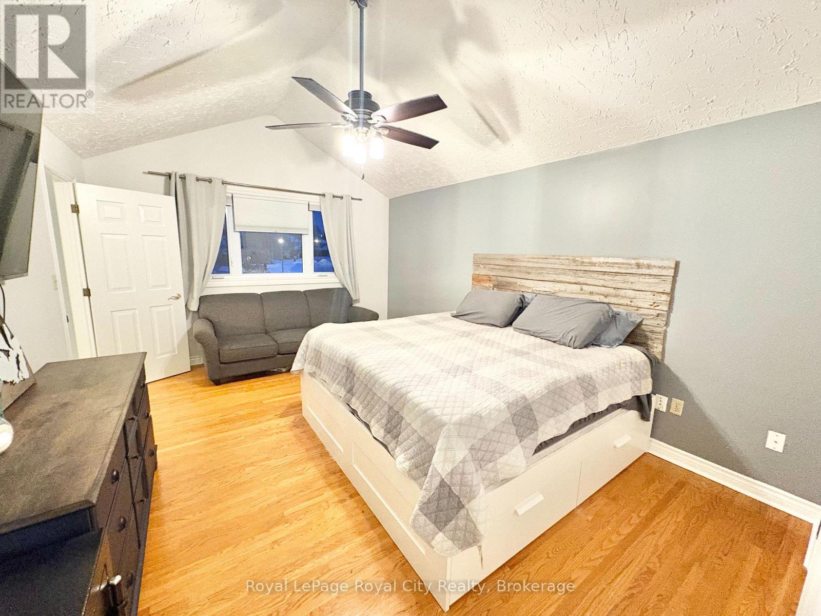 












82 GUNN AVENUE

,
Cambridge,




Ontario
N3C3J7

