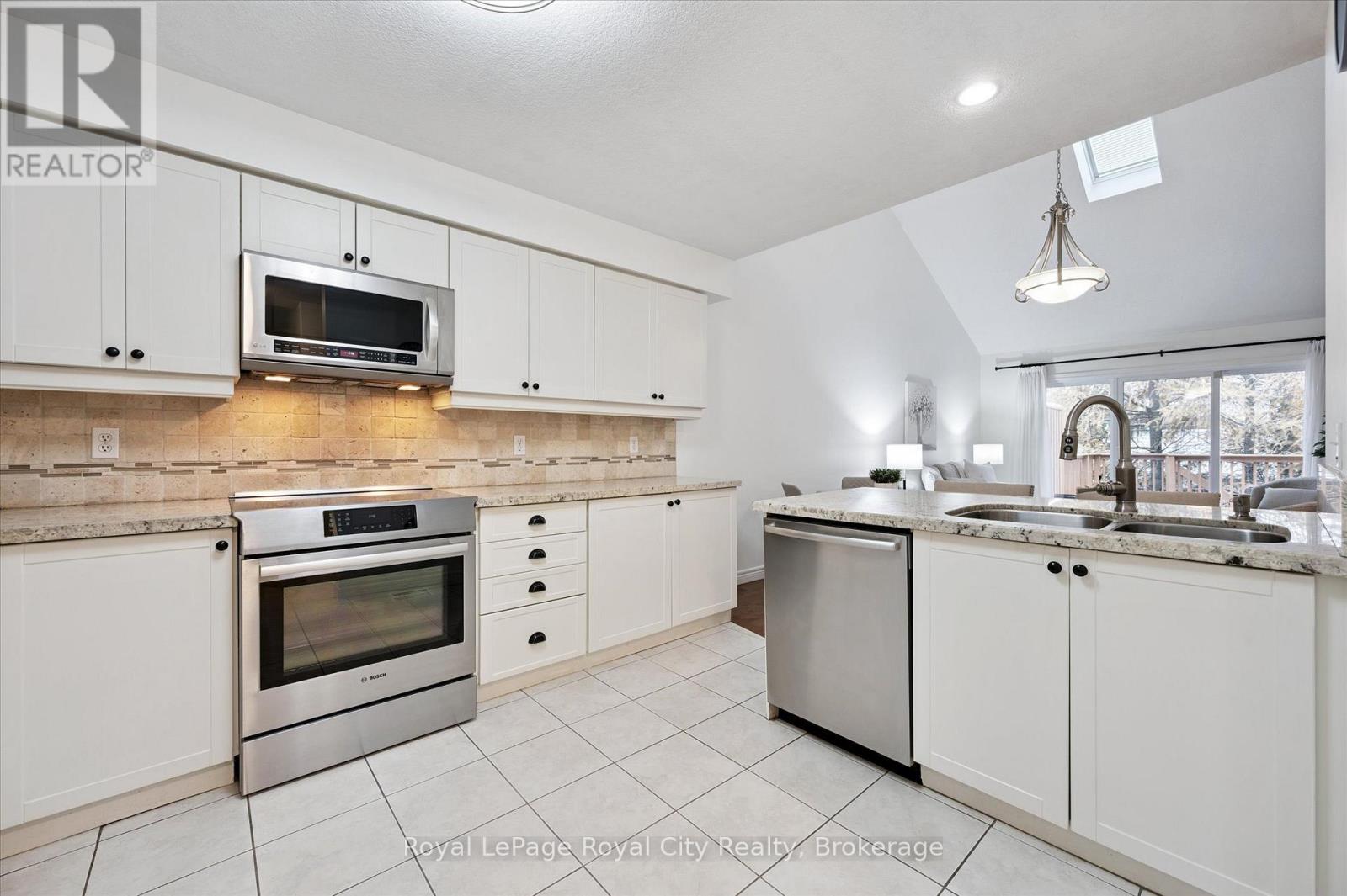 












92 SCHRODER CRESCENT

,
Guelph (Grange Road),




Ontario
N1E7B4

