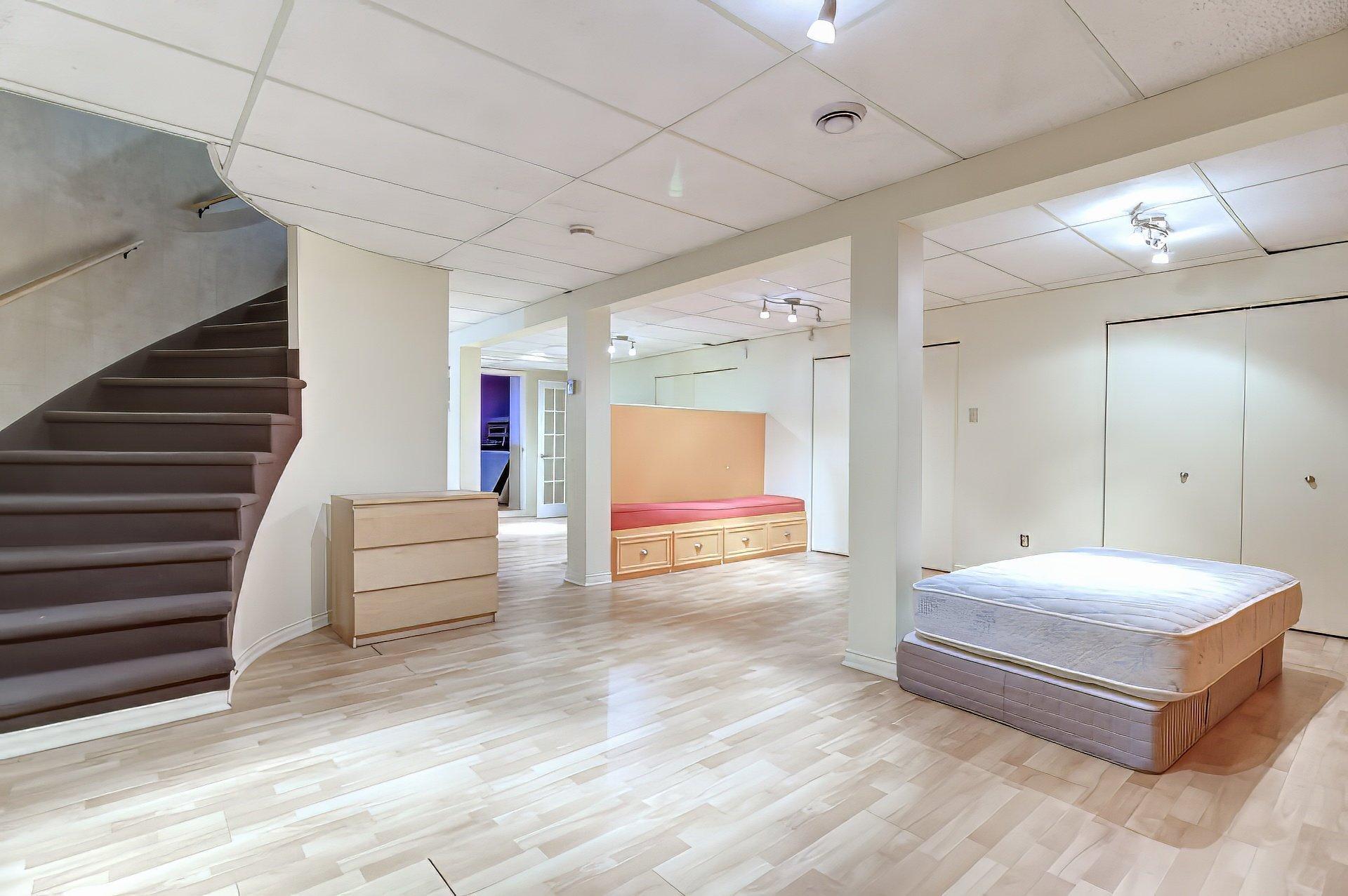 









8170


Rue Santiago

,
Brossard,




QC
J4X1T6

