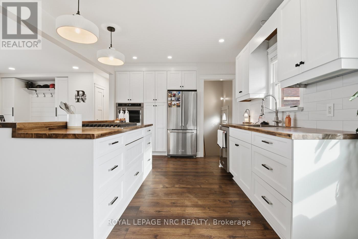 












458 DOAN'S RIDGE ROAD

,
Welland (Cooks Mills),




Ontario
L3B5N7

