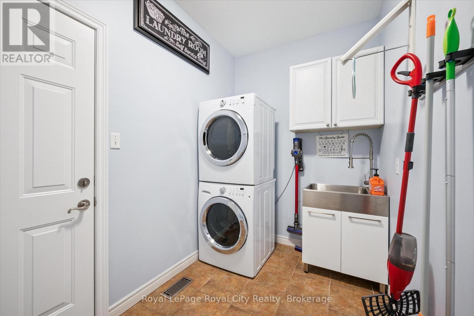 












279 FARLEY DRIVE

,
Guelph (Pineridge/Westminster Woods),




Ontario
N1L1N6

