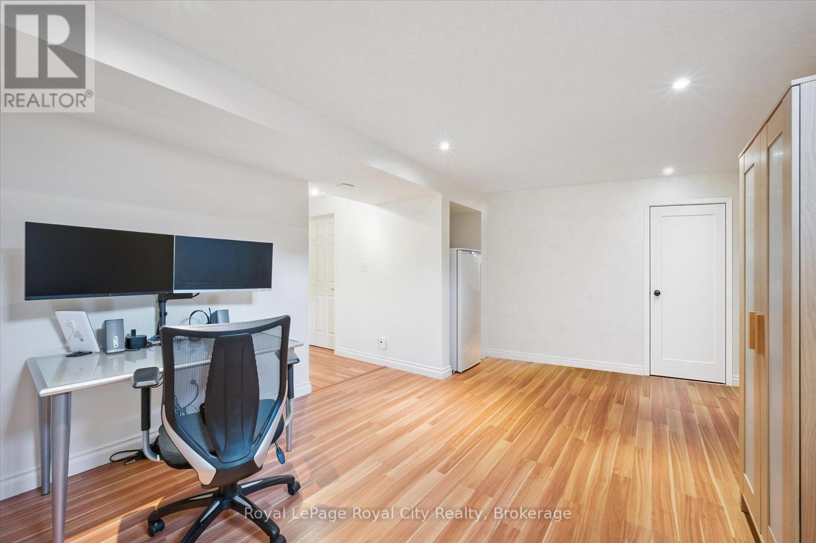 












279 FARLEY DRIVE

,
Guelph (Pineridge/Westminster Woods),




Ontario
N1L1N6

