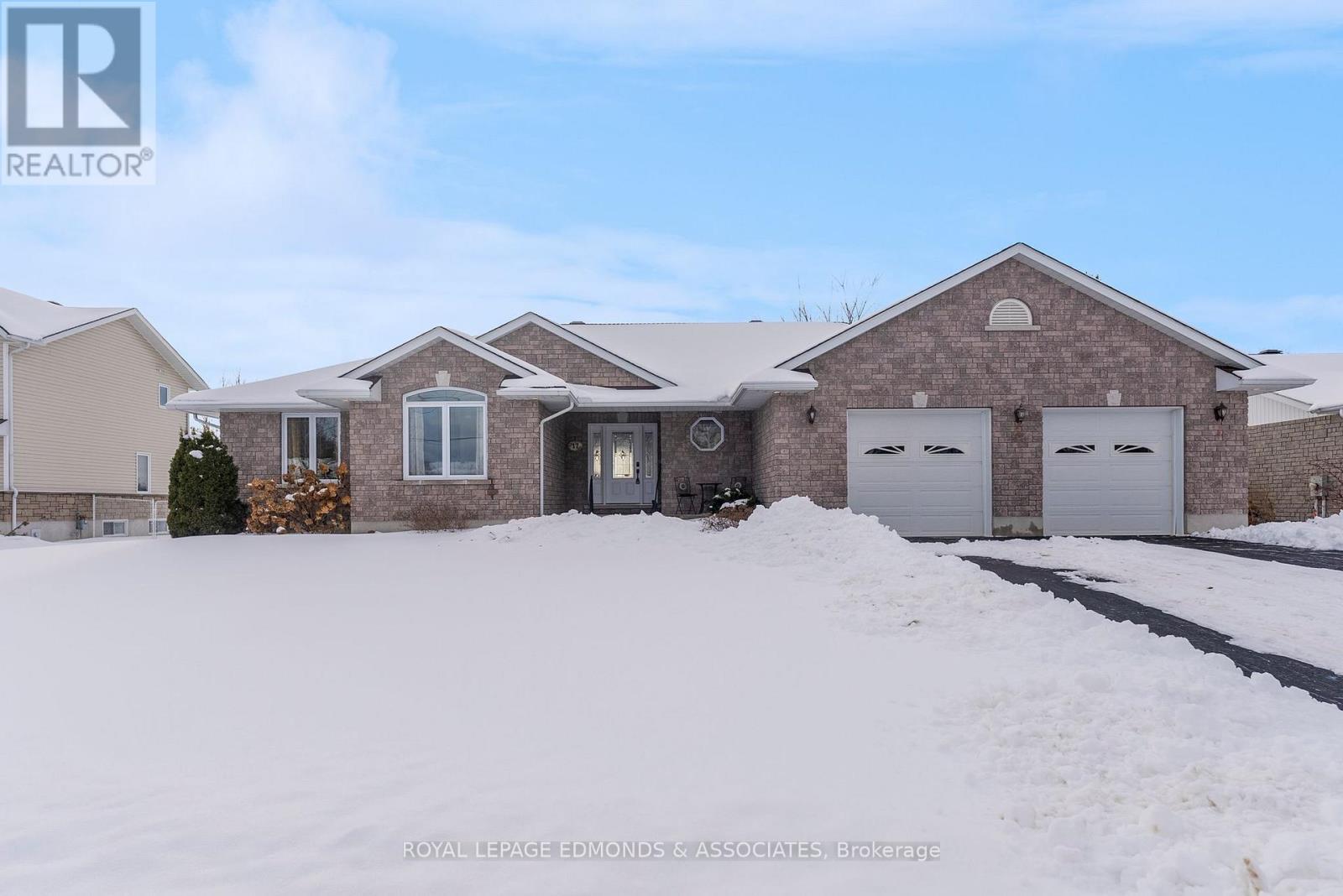 












17 MINTO STREET

,
Whitewater Region,




Ontario
K0J1C0

